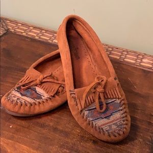 Women’s moccasins with embroidery